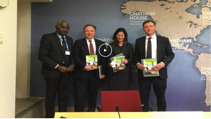 Londres – Conférence sur les changements climatiques : Michel Innocent Peya dédicace «Vision verte de Denis Sassou N’Guesso » aux ministres britannique et canadien