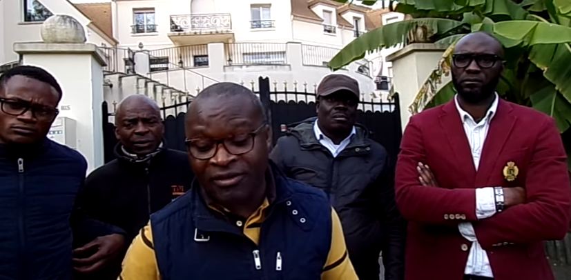 Les indignés du 242 devant le domicile de Wilfrid Etoka à Paris [Vidéo]