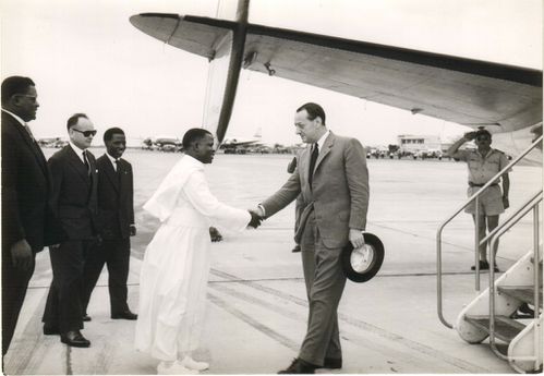 Proclamation de la république le 28 novembre 1958, à Pointe-Noire, capitale politique du Moyen-Congo, actuel Congo- Brazzaville